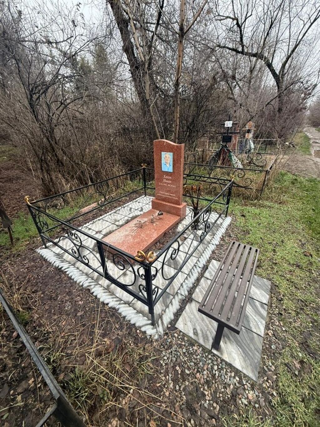 Гранитные памятники и комплексы из красного гранита - Материал: фото 5