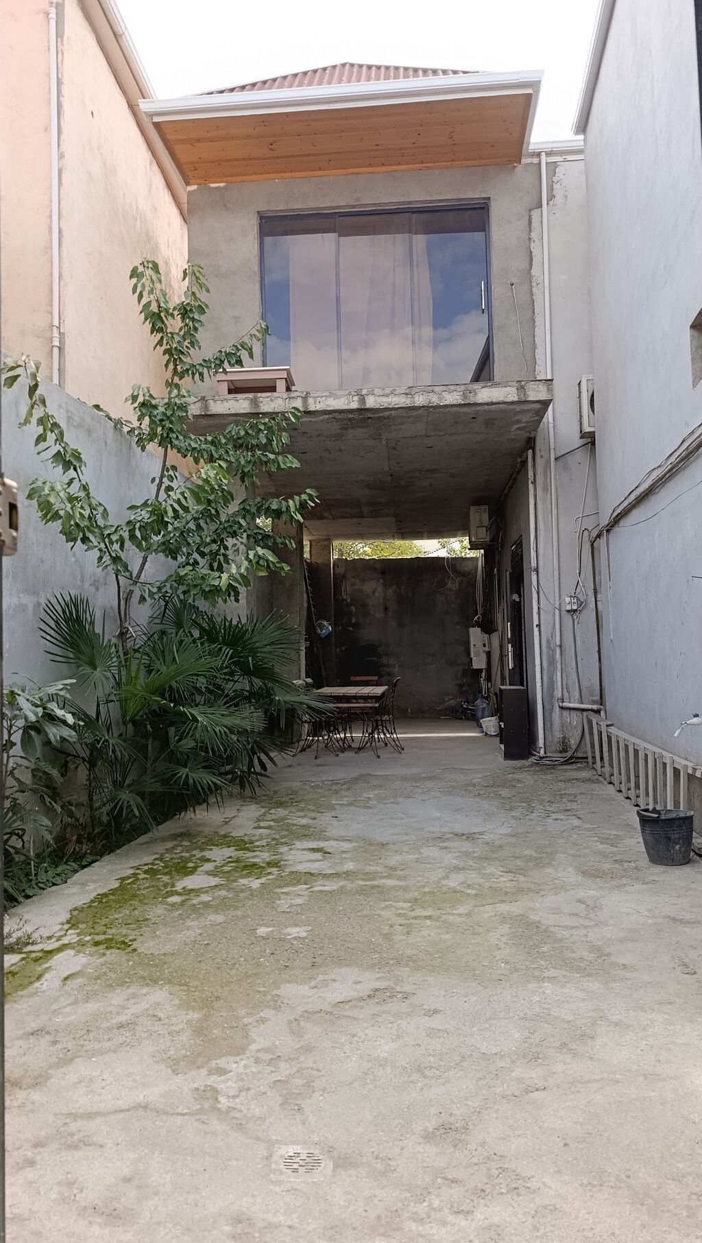 Hamıya salam Ev hem satılır hemde kirayə verilir 1 geniş zal 1