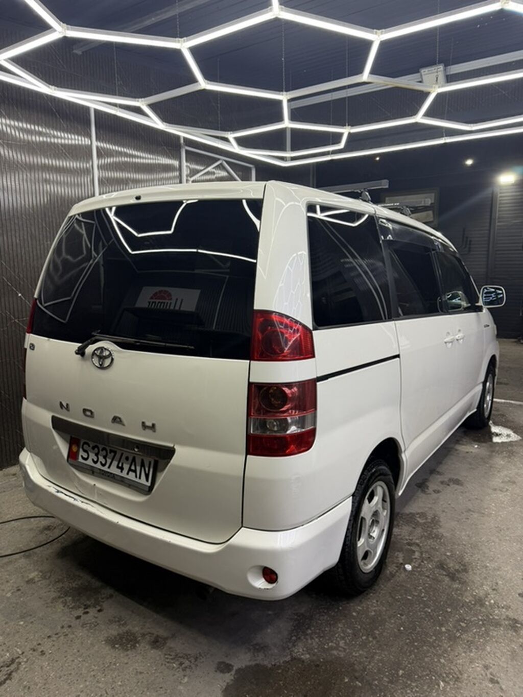 Toyota Noah: 2004 г., Автомат, Бензин, Минивэн: фото 4