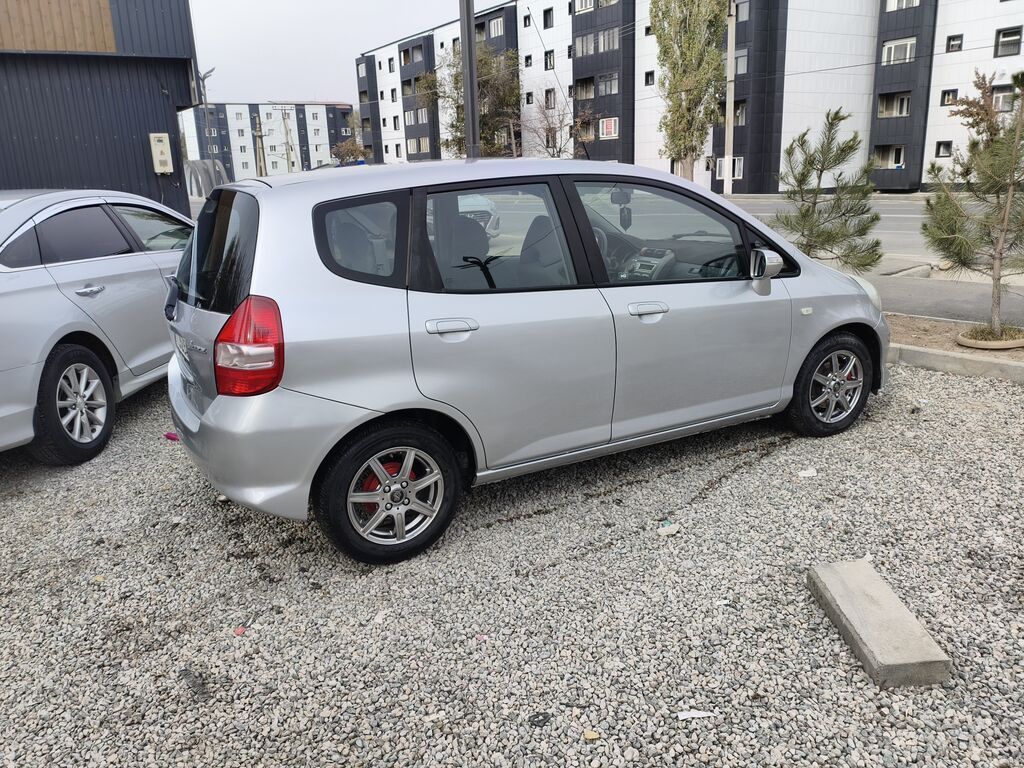 Honda Fit: 2006 г., 1.4 л, Механика, Бензин, Хэтчбэк: фото 3