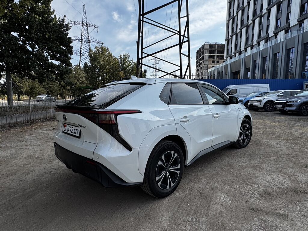 Toyota bZ4X: 2024 г., Электромобиль, Кроссовер: фото 2