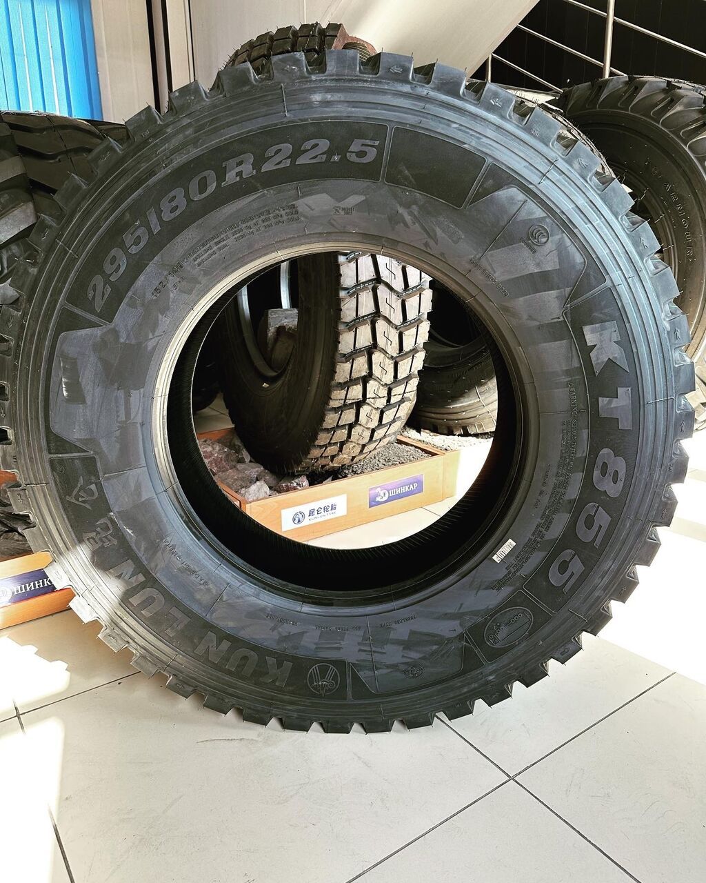 Шина для спецтехники Кунлунь 295/80R22,5 18PR KT855 предназначена для: фото 3