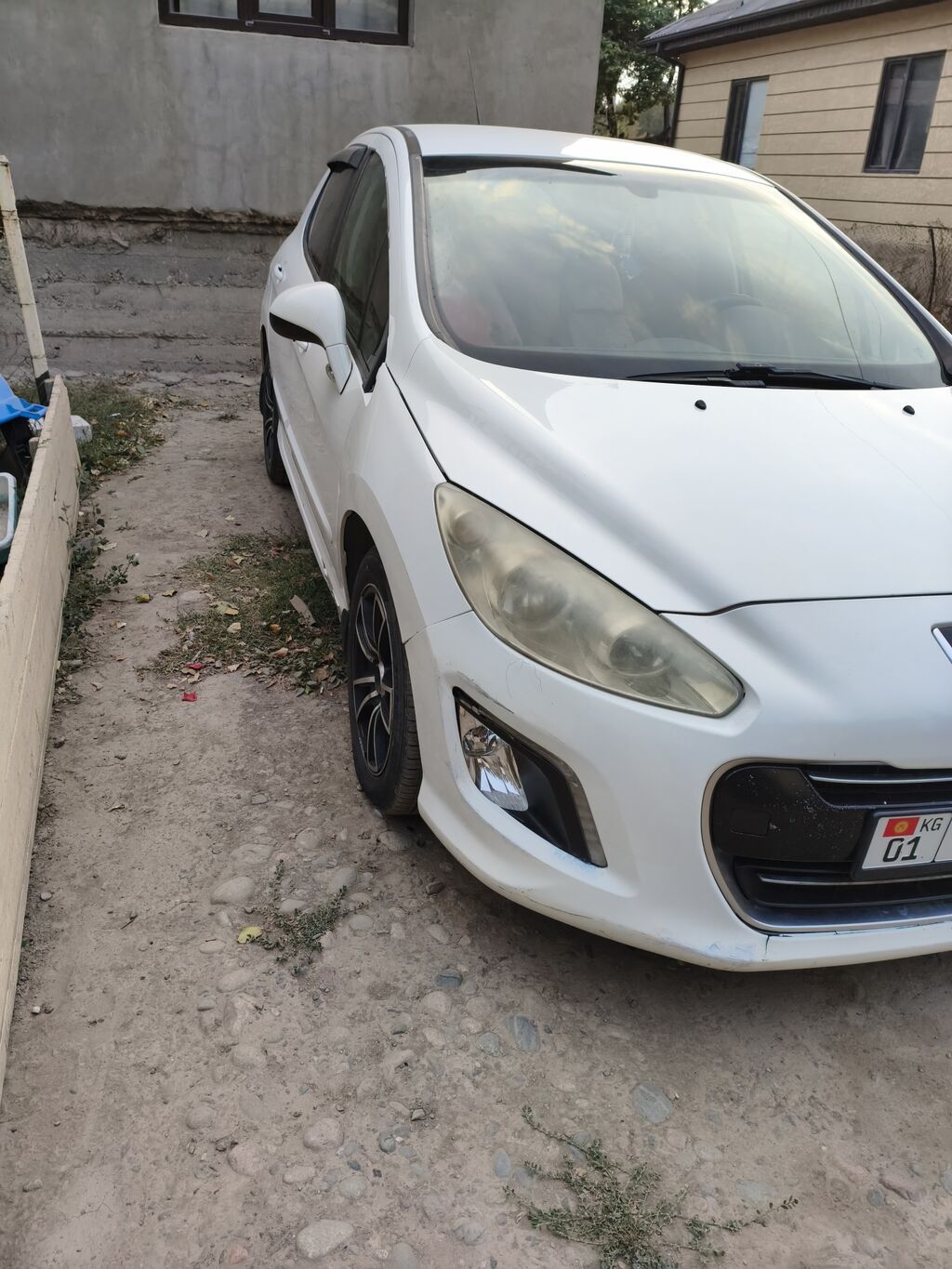 Peugeot 308: 2011 г., Хэтчбэк: фото 2