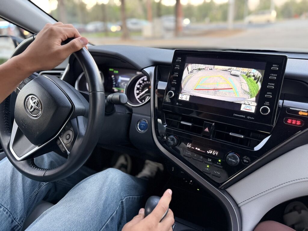 Toyota Camry: 2022 г., 2.5 л, Автомат, Гибрид, Седан: фото 5