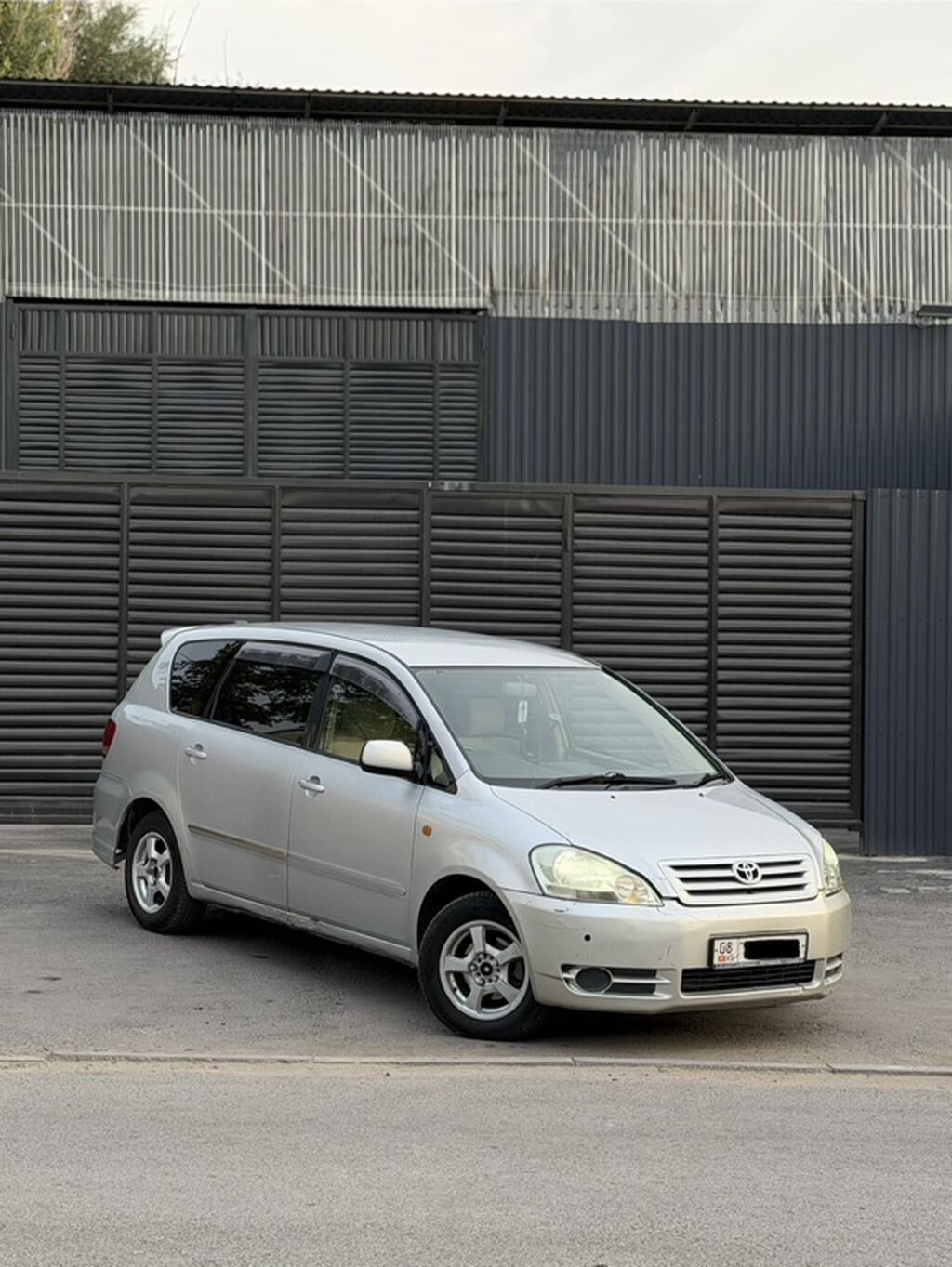 Toyota Ipsum: 2002 г., 2.4 л, Автомат, Бензин, Минивэн: фото 2