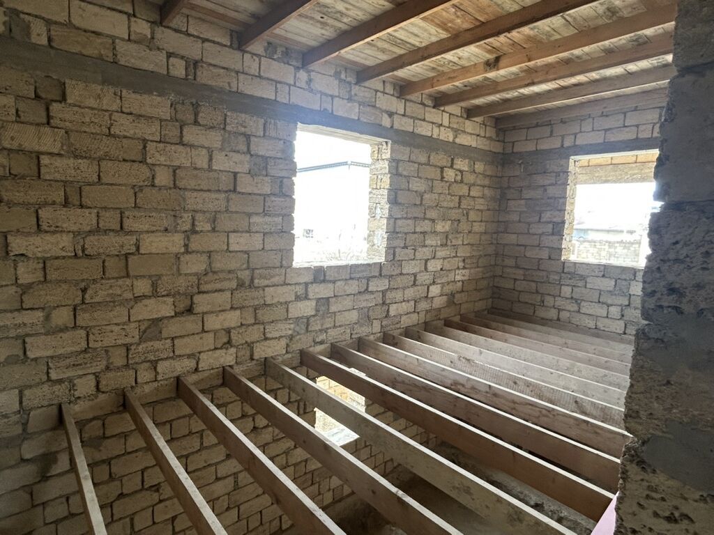 3 otaqlı, 136 kv. m, Təmirsiz