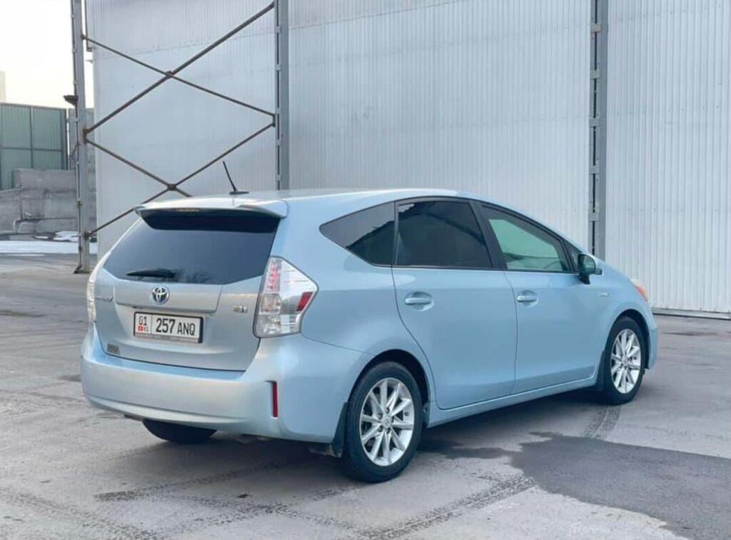 Toyota Prius V: 2011 г., 1.8 л, Гибрид, Универсал: фото 3