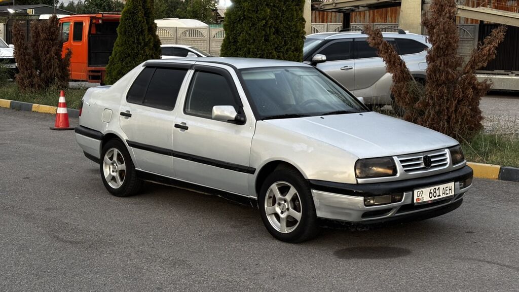 Volkswagen Vento: 1993 г., 1.8 л, Механика, Бензин, Седан: фото 1