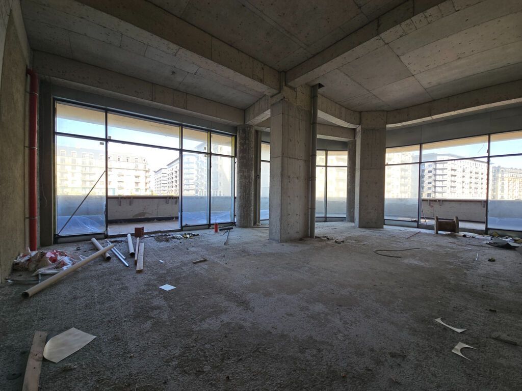 Ağ şəhərin mərkəzində premium kompleksin birinci xəttində, əsas yola