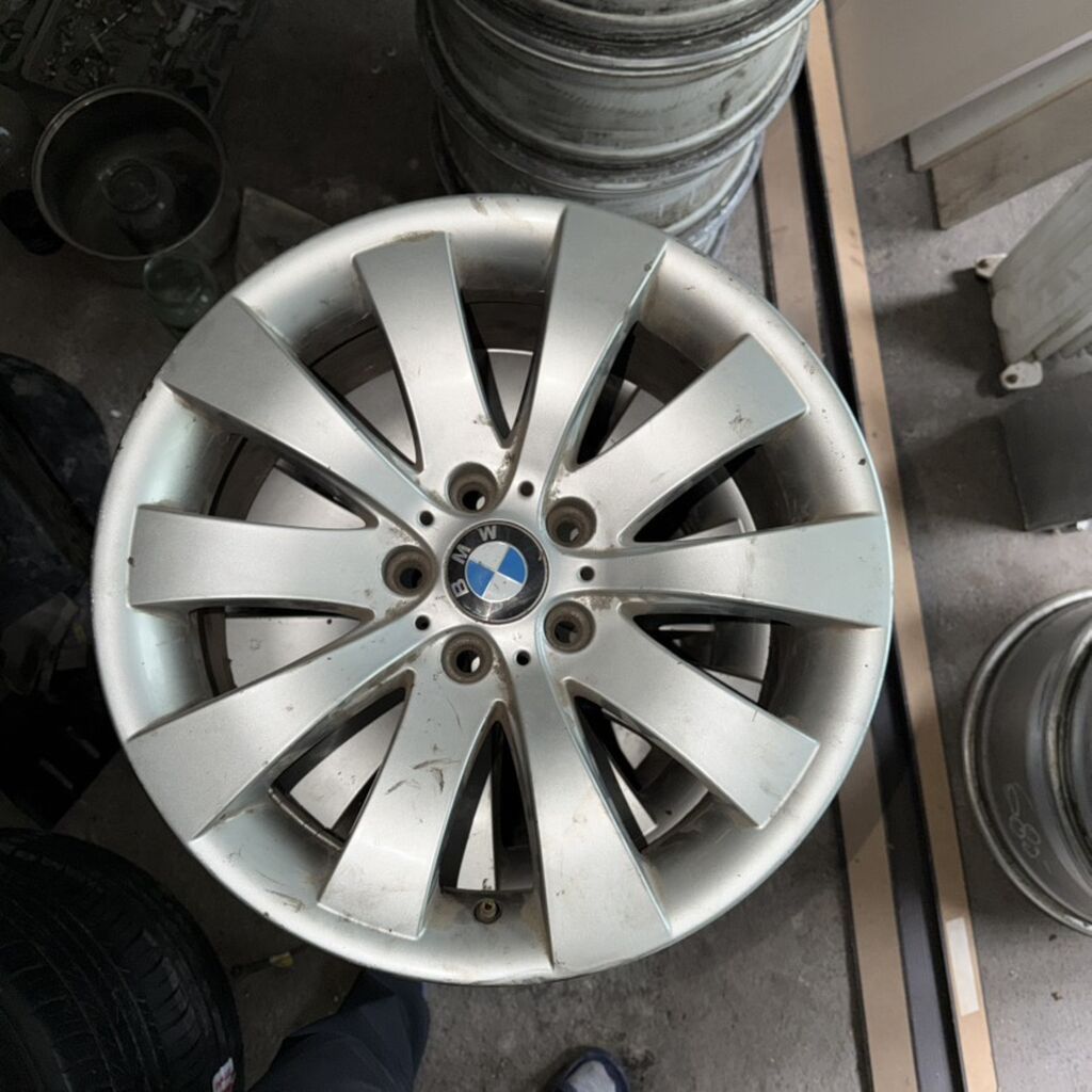 Литой диск BMW - Оригинальный литой диск BMW с фирменным колпачком. -