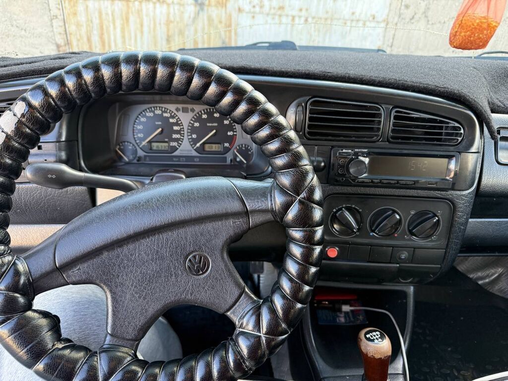 Volkswagen Vento: 1992 г., 1.8 л, Механика, Бензин, Седан: фото 4