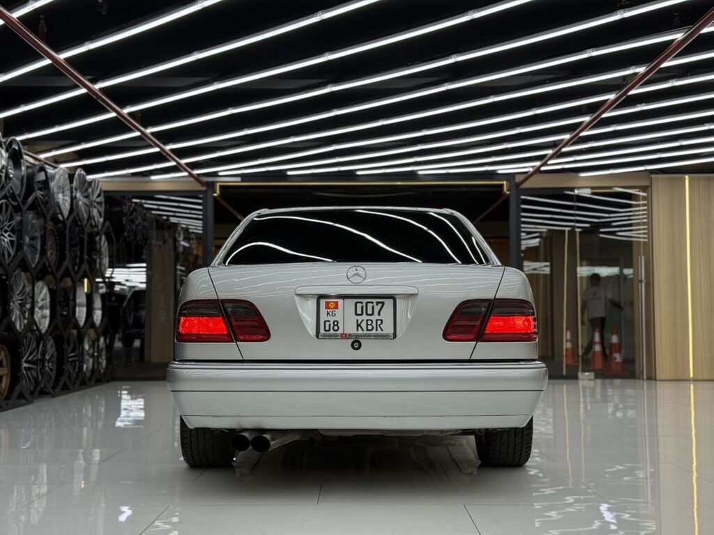 Mercedes-Benz E-Class: 1998 г., 4.3 л, Автомат, Бензин, Седан: фото 3