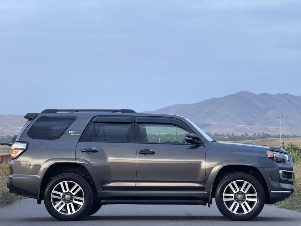Toyota 4Runner: 2023 г., 4 л, Автомат, Бензин, Внедорожник: фото 4