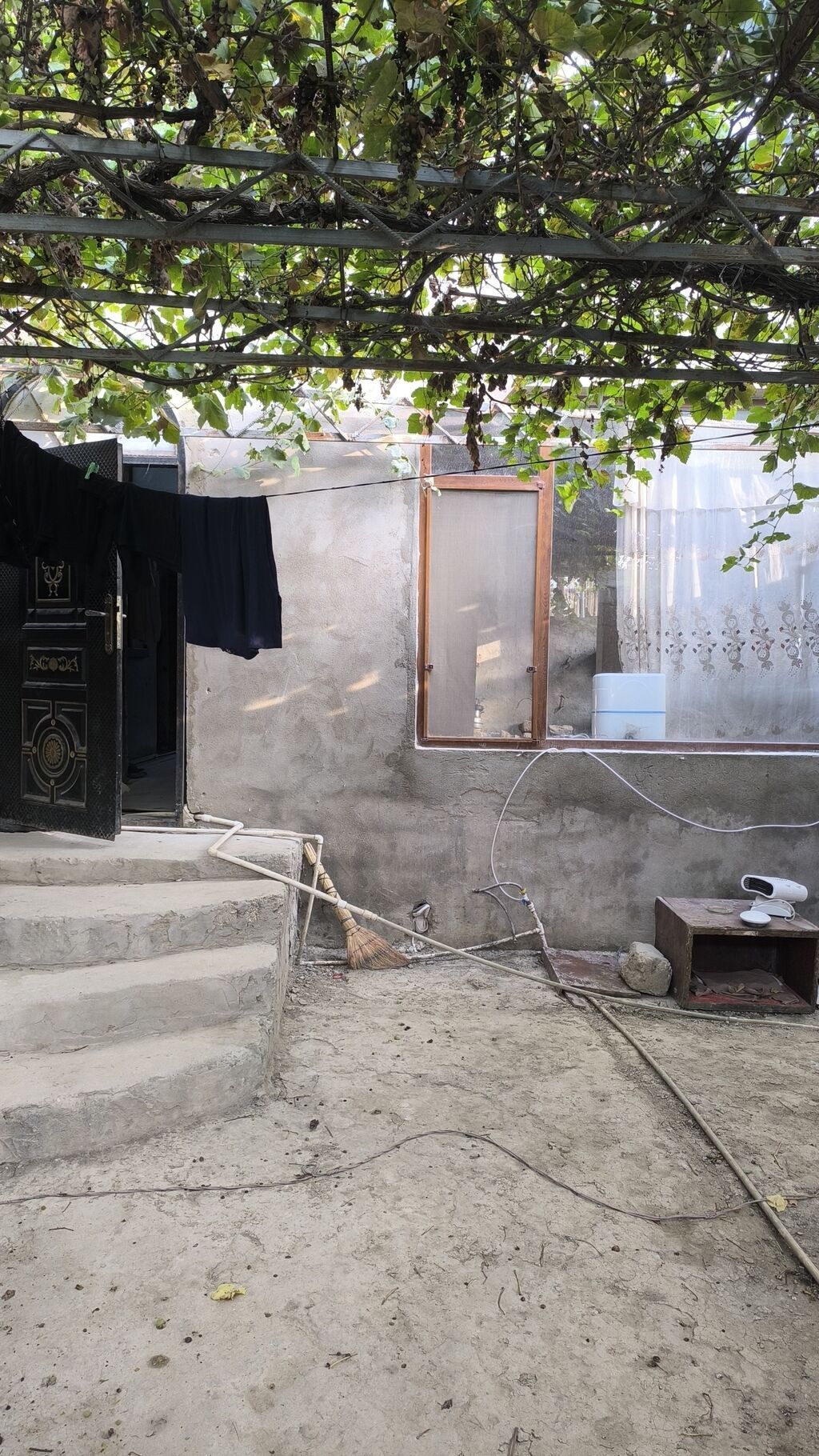 2 mərtəbəli həyət evi - Künc sahədə yerləşən, hündür hasarlı həyət və
