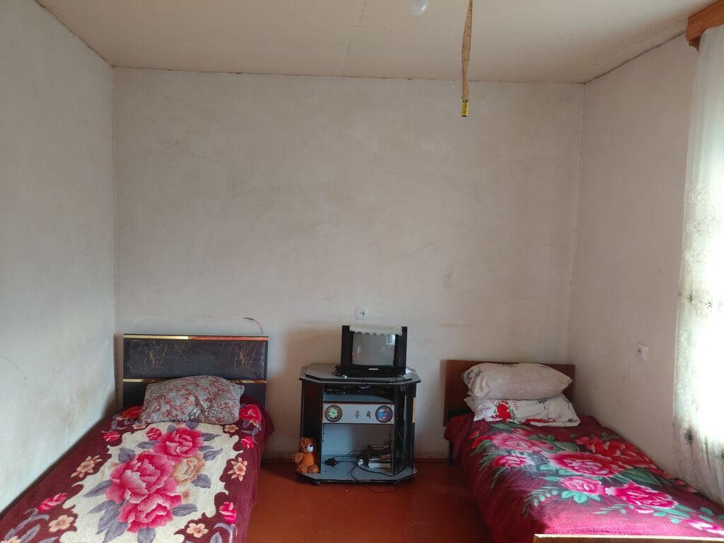 Ev Gəncə şəhəri Göygöl rayonunun Hacıməlik qəsəbəsində yerləşir 13