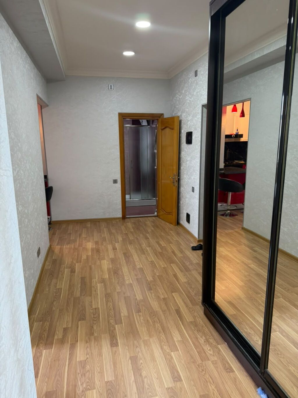 Ofis haqqi 30 faiz. təcili olaraq Yeniyasamalda Rahatmarketin üstündə