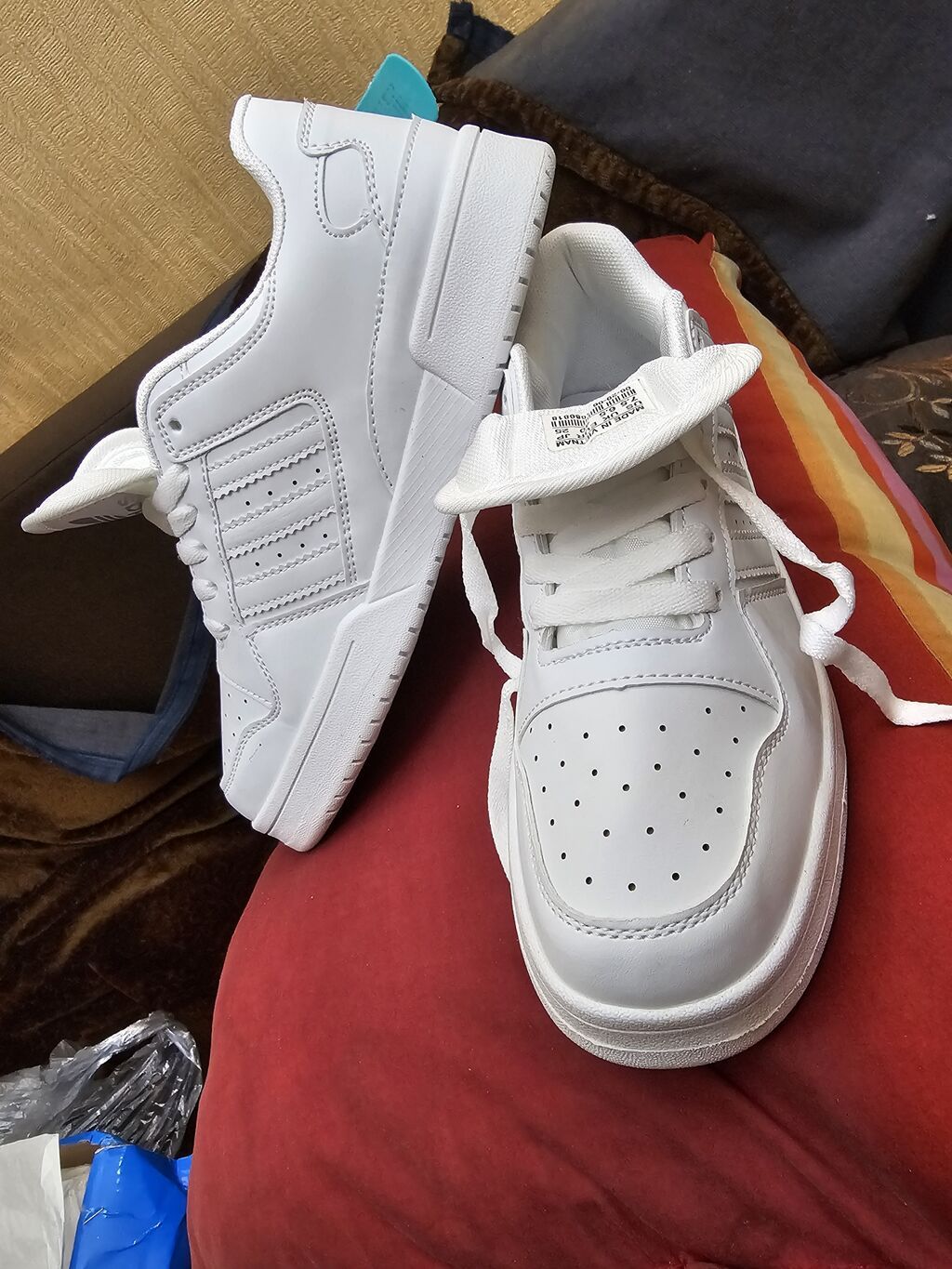 Кроссовки adidas (Trefoil на стельке), полностью белые. - Модель в: фото 2