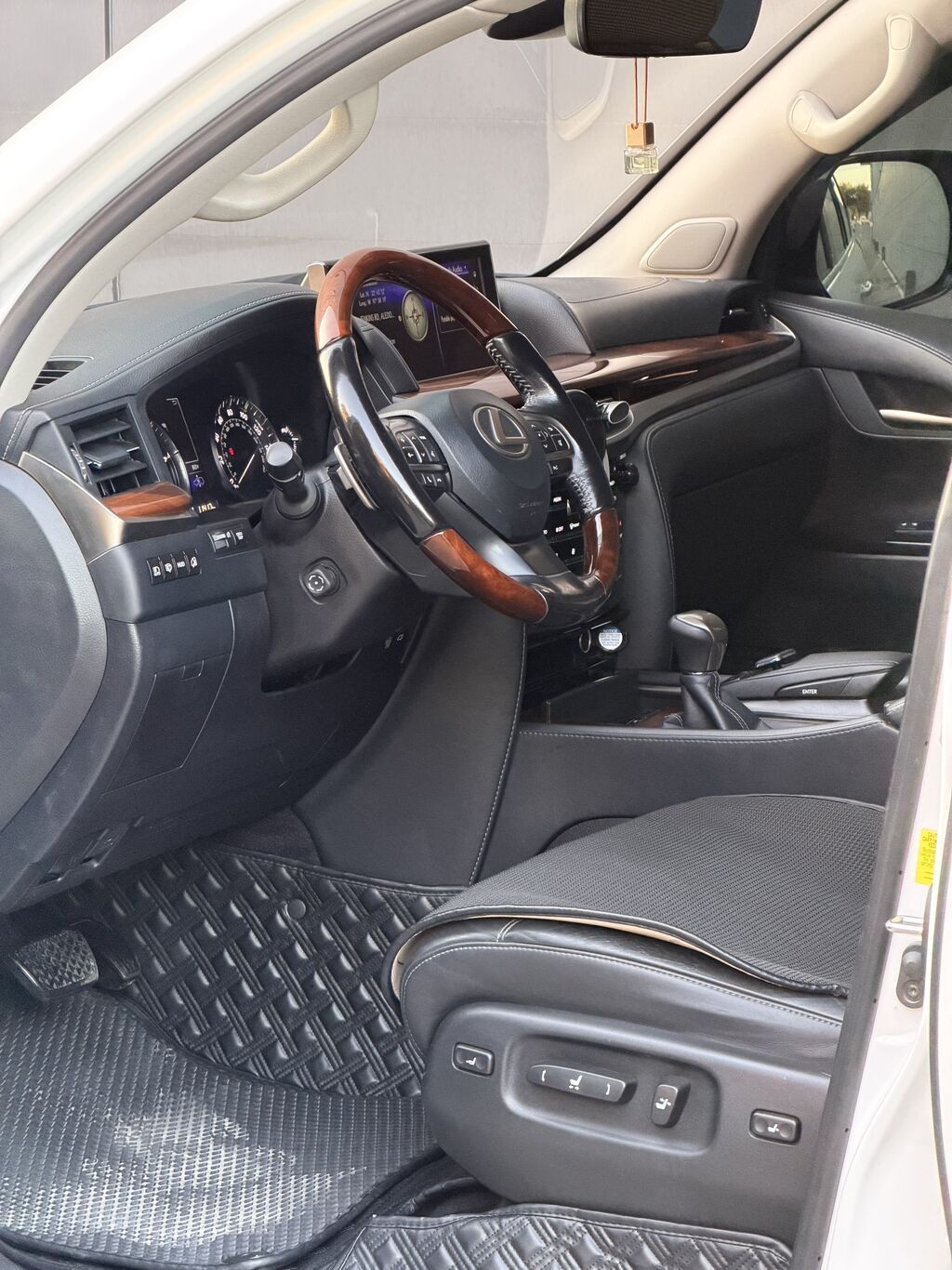 Lexus LX: 2018 г., 5.7 л, Автомат, Бензин, Внедорожник: фото 3