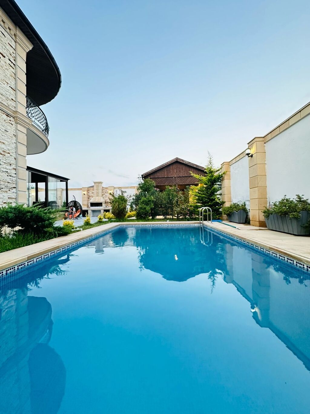 Mebel və texnika ilə təchiz olunmuş geniş mənzil/interyer təqdim