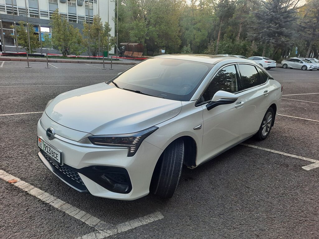 GAC Aion S — полностью электрический седан. цвет- белый жемчуг год: фото 2