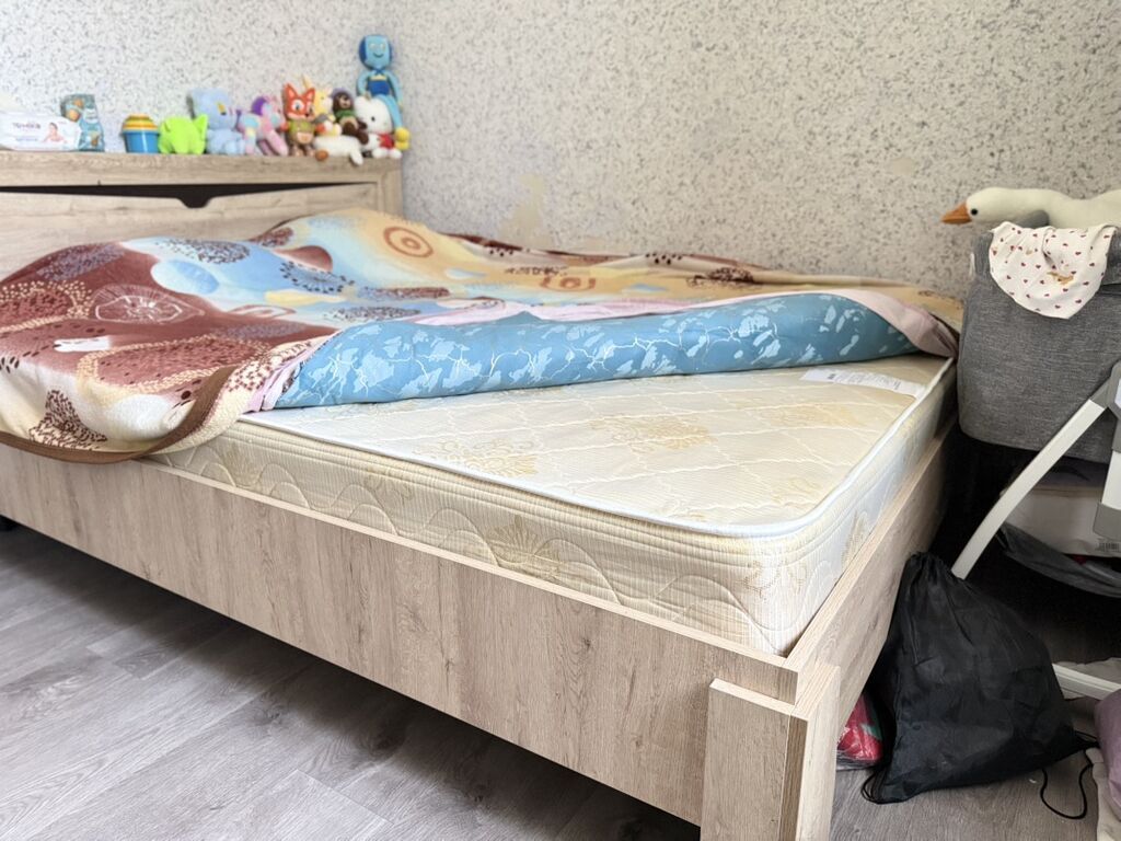 Двуспальная кровать с деревянным изголовьем и ортопедическим: фото 4
