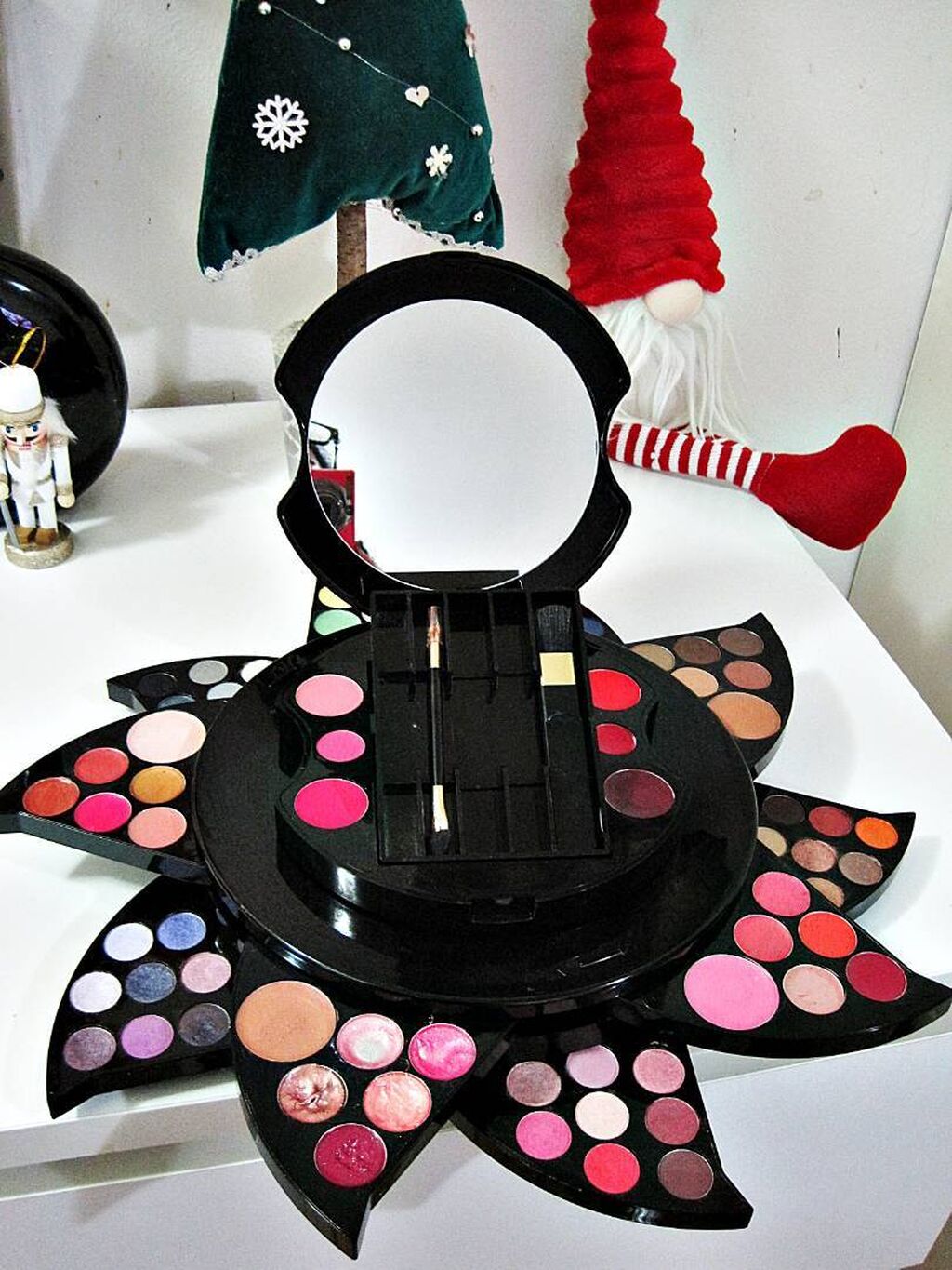 Šminka: Douglas - Rising Star Makeup Palette Paleta sadrži senke za oči od