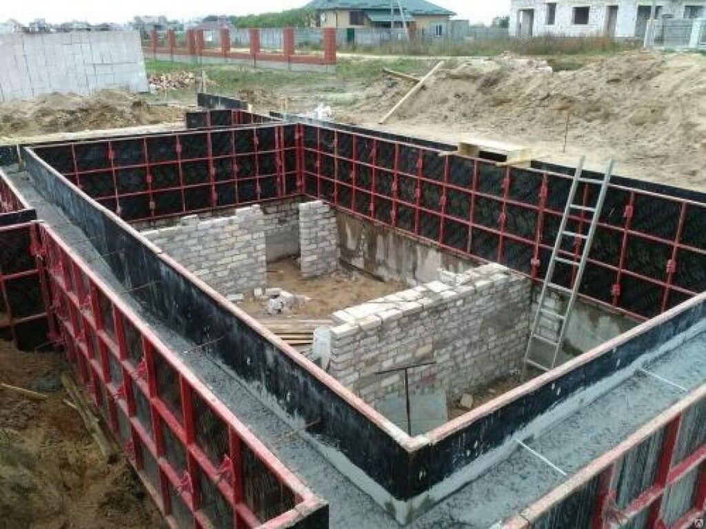 Опалубка перри. Щиты для опалубки фундамента. Бетонная опалубка для фундамента. Опалубка для фундамента спб. Быстросъемная опалубка для фундамента ф1.