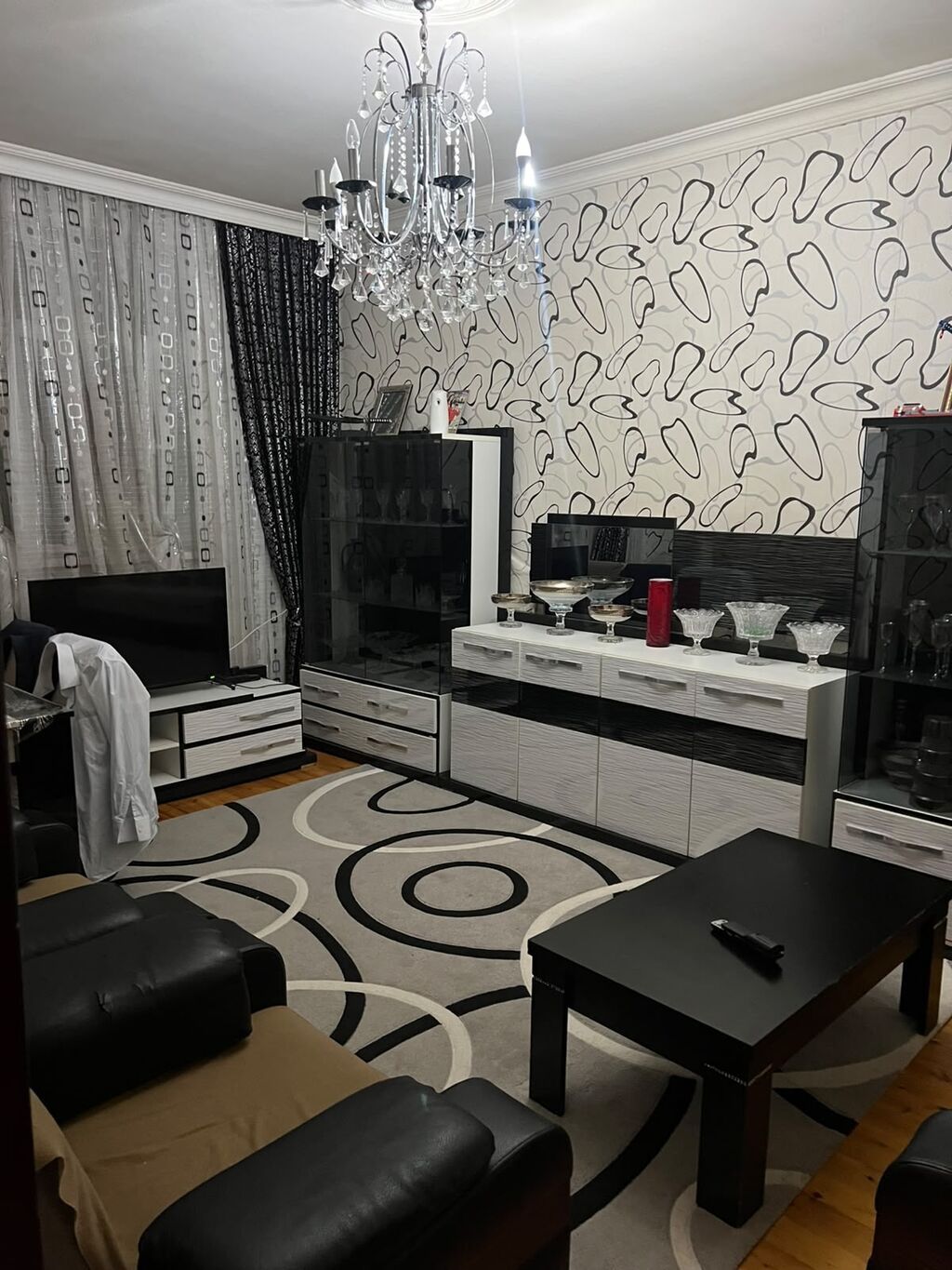 Kirayə mənzil – tam təsvir - Plan: Kimsəsiz dəhlizdən girişli, geniş