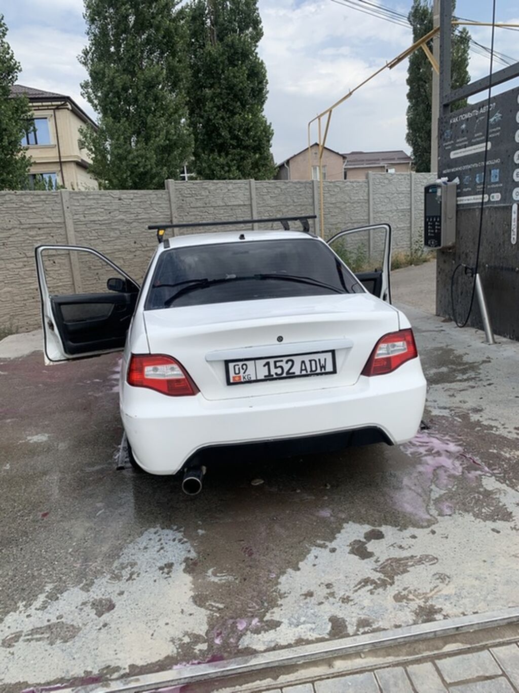 Автомобиль седан белого цвета с передним приводом. 4 двери, кузов с: фото 3