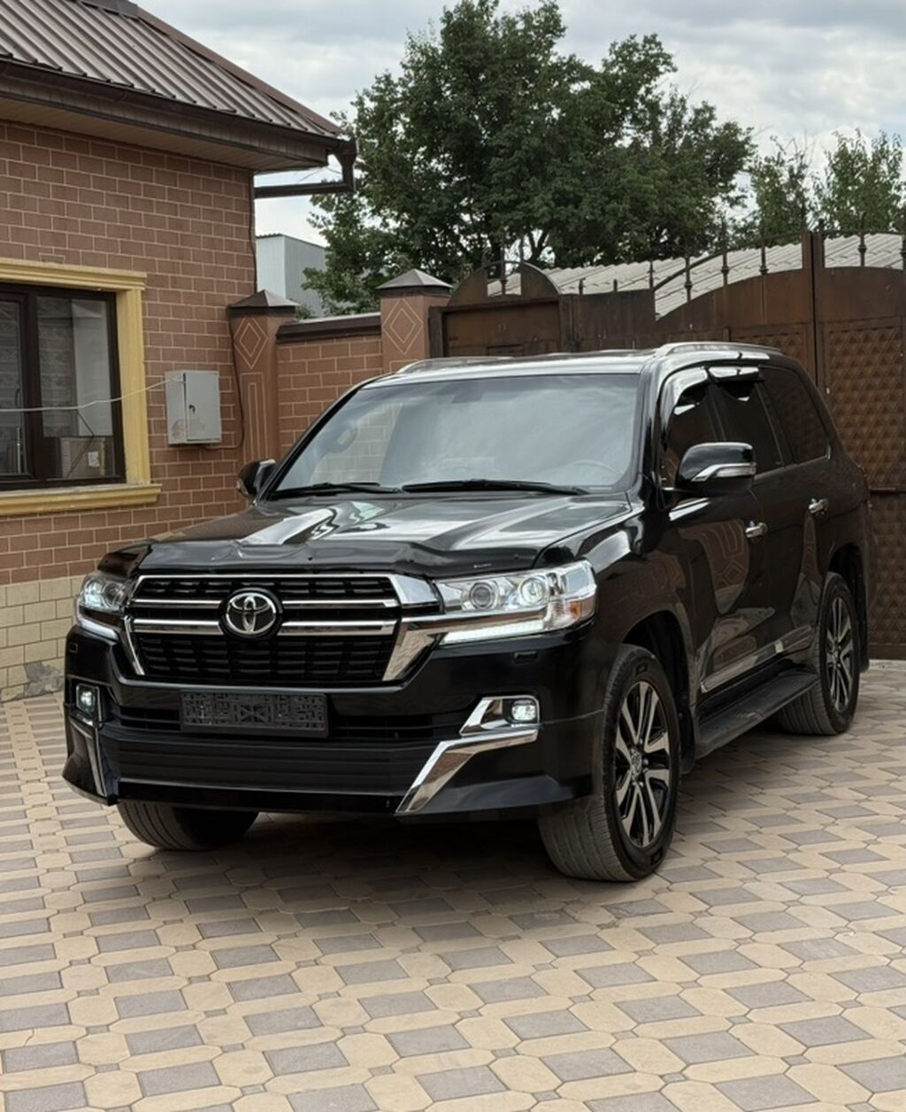 Toyota Land Cruiser: 2017 г., 5.7 л, Автомат, Бензин, Внедорожник: фото 3