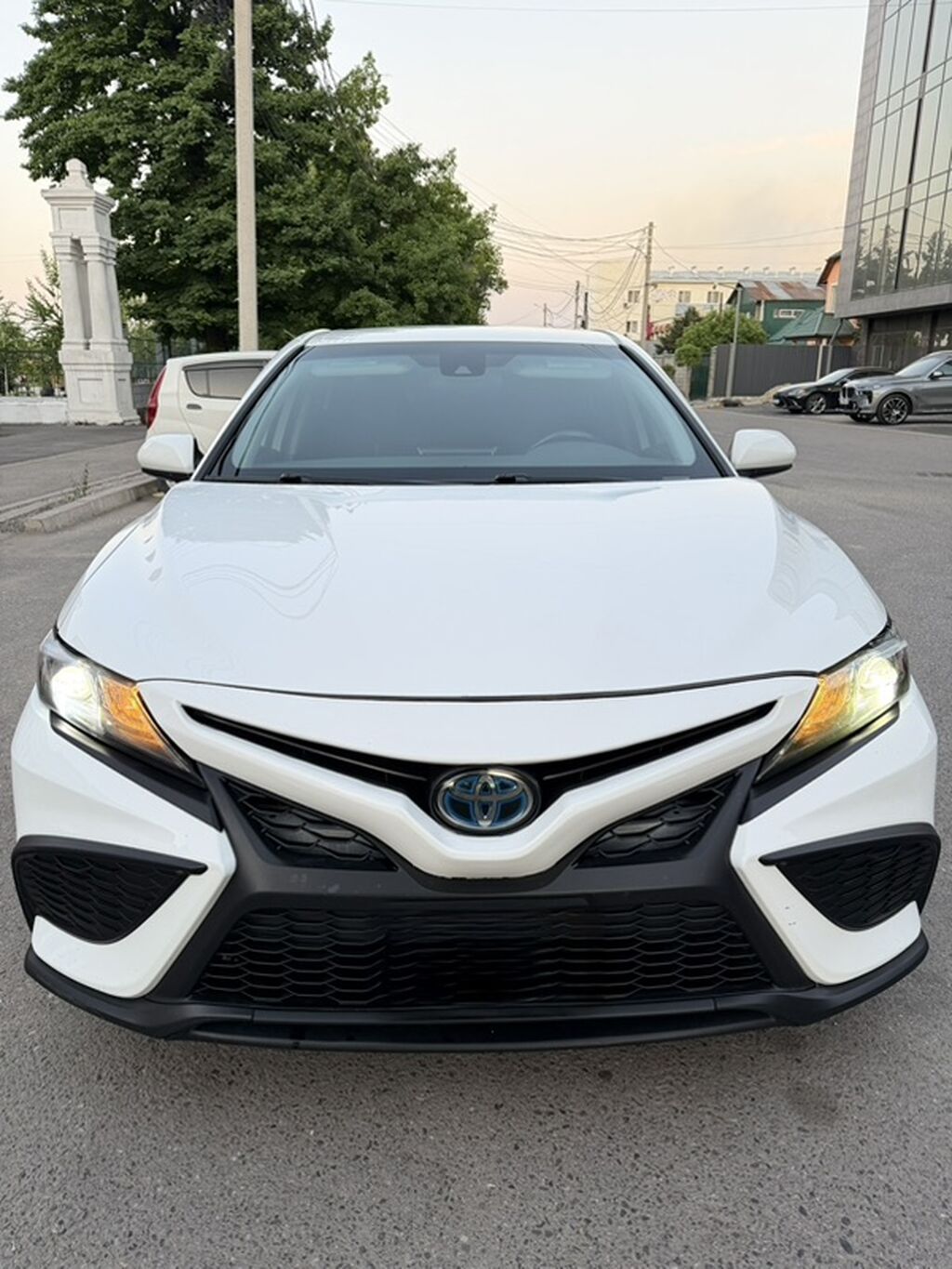 Toyota Camry: 2021 г., Автомат, Гибрид, Седан: фото 4