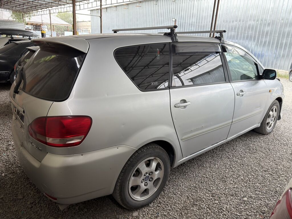 Toyota Ipsum: 2001 г., 2.4 л, Автомат, Газ, Минивэн: фото 3
