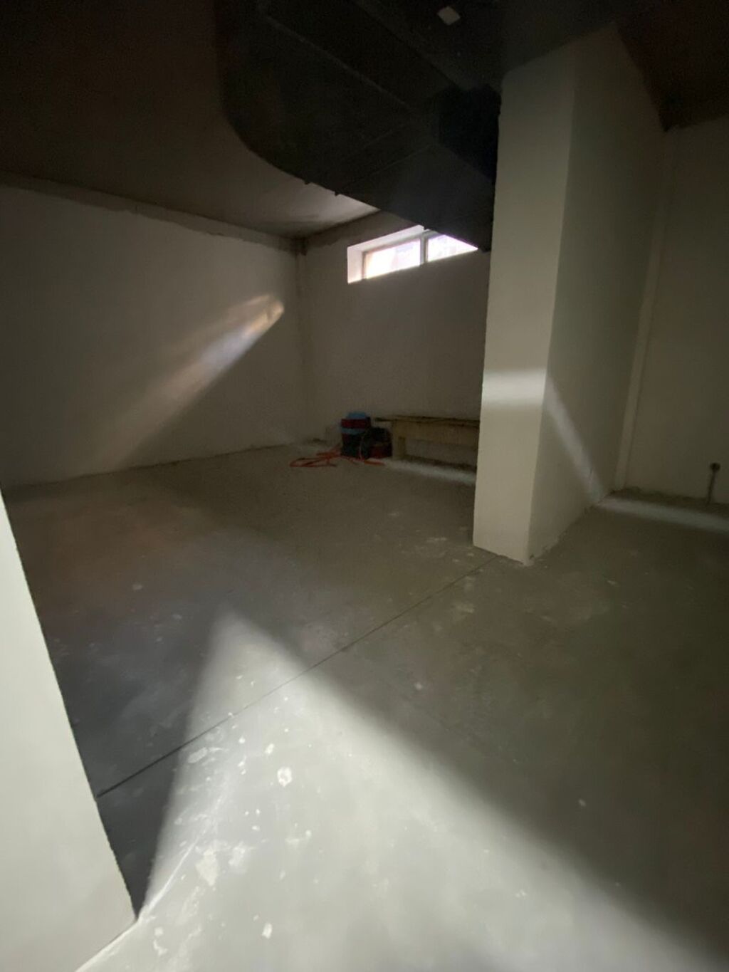 Сдается цокольный этаж площадью 415 м² в центре Бишкека. Локация: -