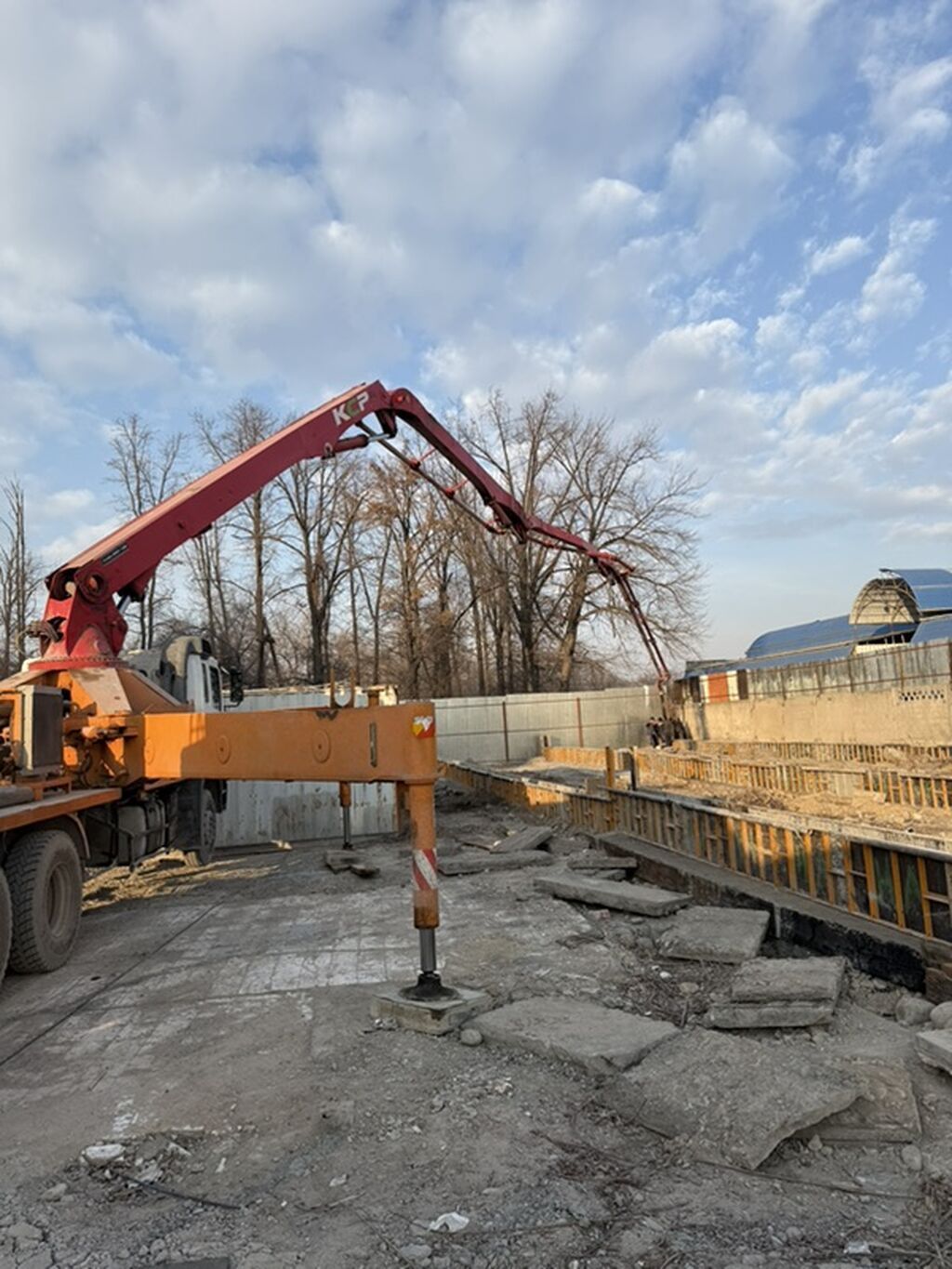 Услуга автобетононасоса KCP-42 в Бишкеке. Бетон куйуу кызматы: фото 3