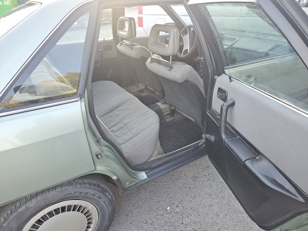Audi 100: 1984 г., 1.8 л, Механика, Бензин, Седан: фото 8