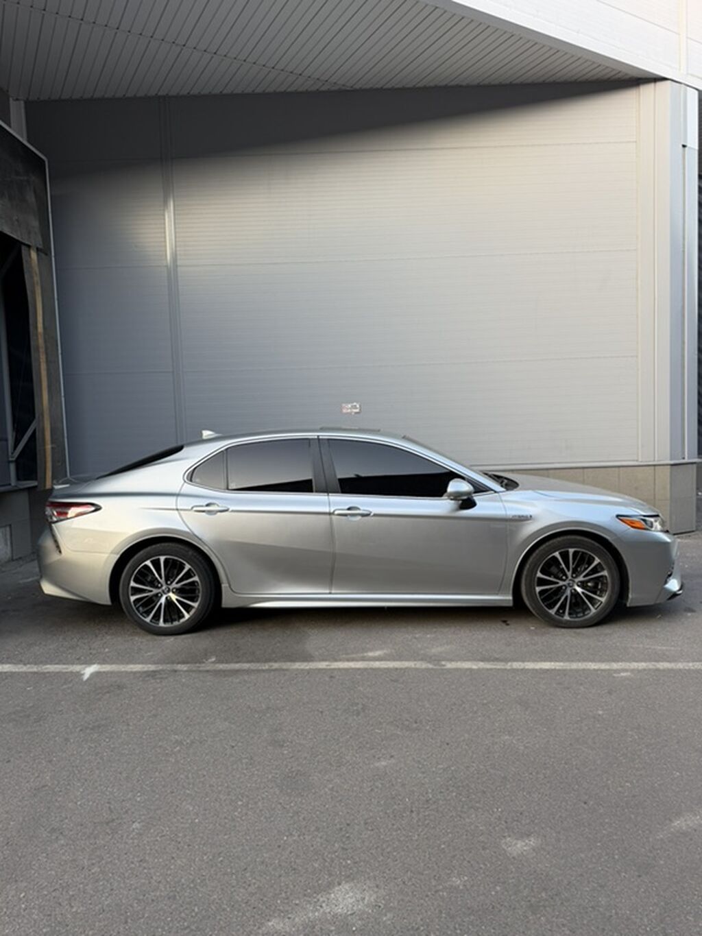 Toyota Camry: 2020 г., 2.5 л, Автомат, Гибрид, Седан: фото 3