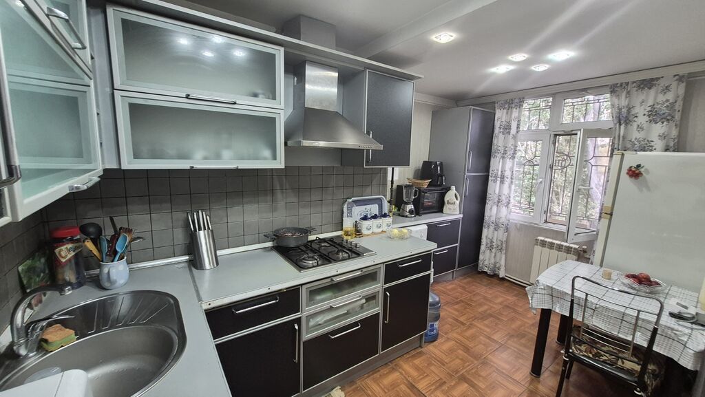 Bakı, Yasamal, 3 otaqlı, Köhnə tikili, m. Elmlər Akademiyası, 65 kv. m