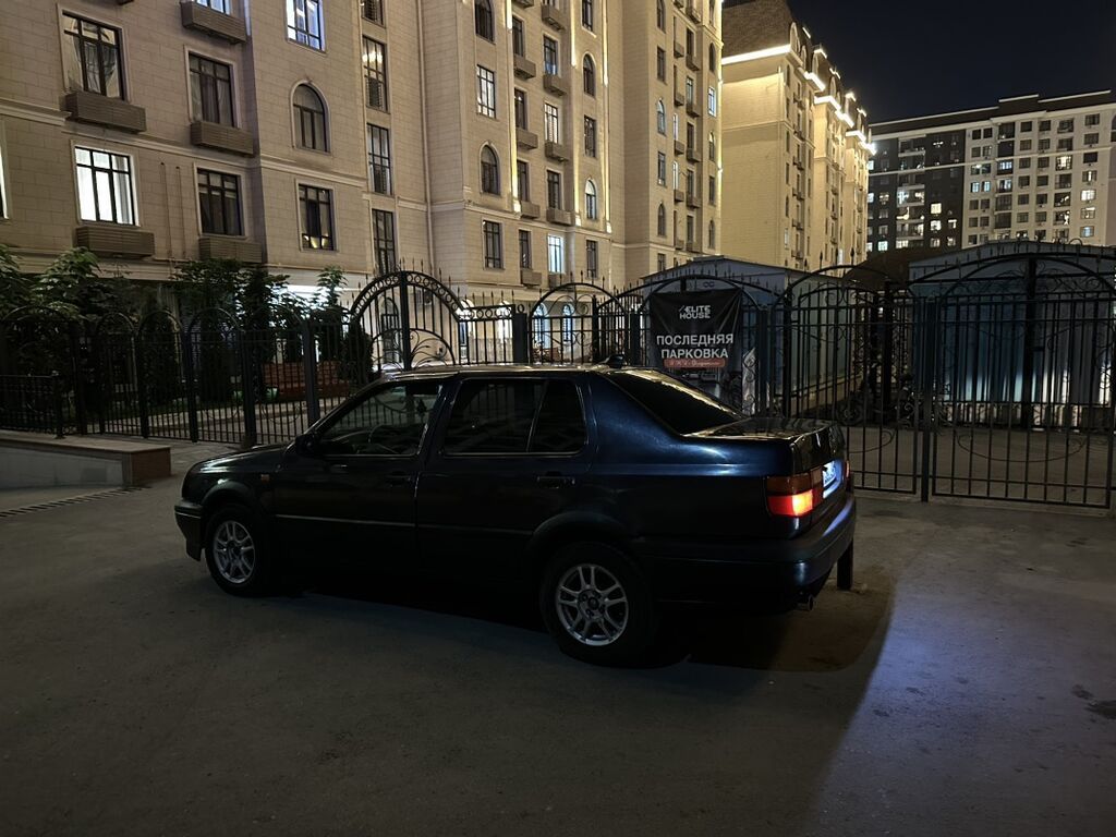 Volkswagen Vento: 1993 г., 1.8 л, Механика, Бензин, Седан: фото 7