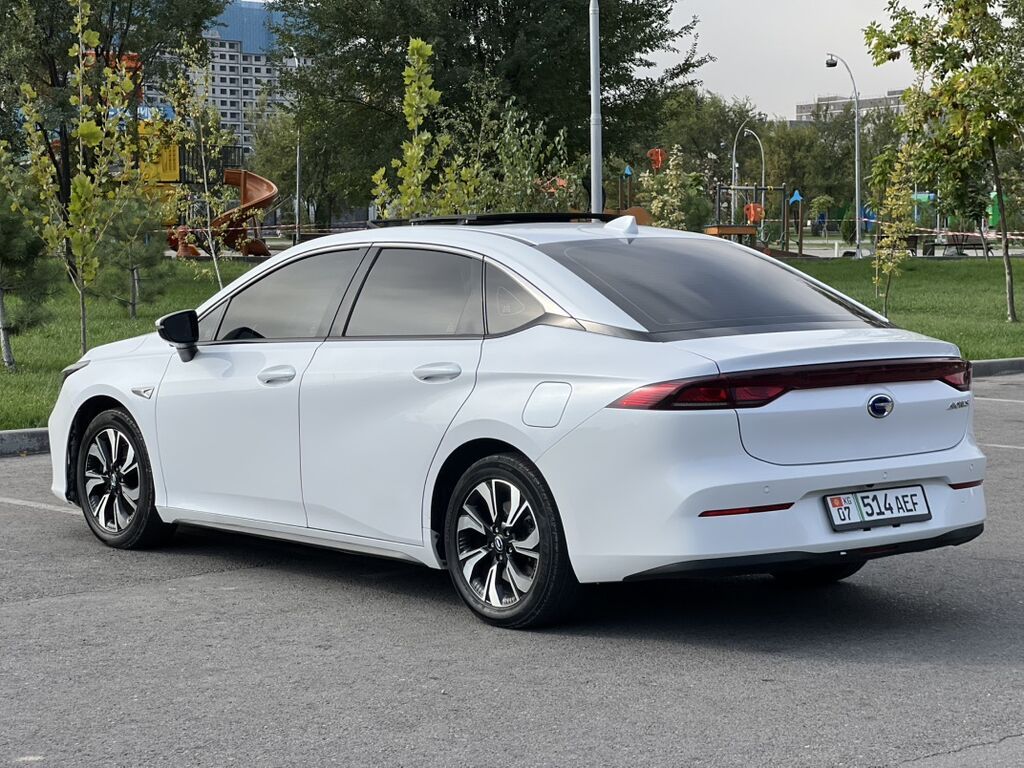 GAC Aion S — запас хода 460 км полностью электрический седан в белом: фото 6
