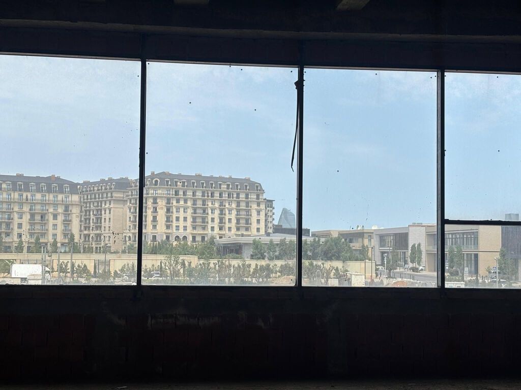 Ağ Şəhərdə 1100 m² PREMIUM KOMMERSİYA OBYEKTİ — SATILIR Yer: Ağ