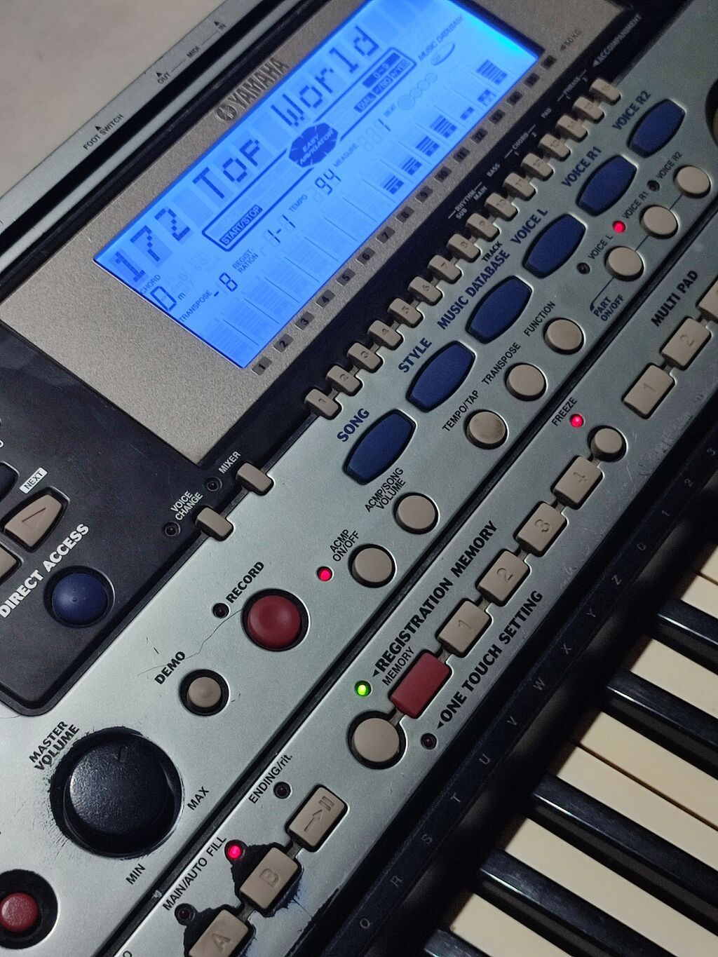 Синтезатор Yamaha PSR-550 в серебристом корпусе. Оснащен встроенными: фото 4