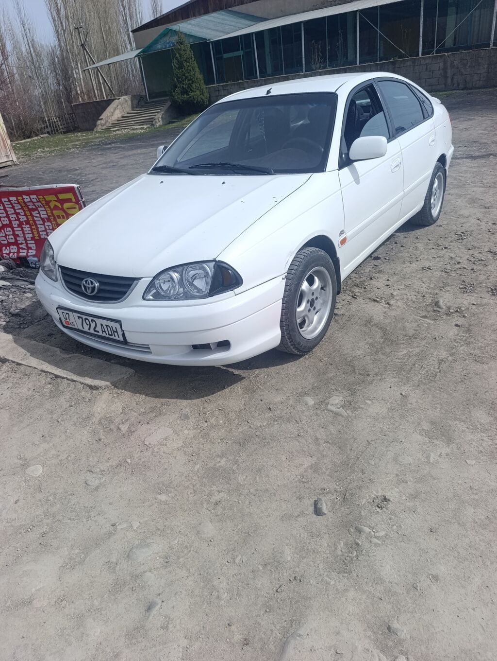 Toyota Avensis: 2001 г., 2 л, Механика, Бензин, Лифтбек: фото 4