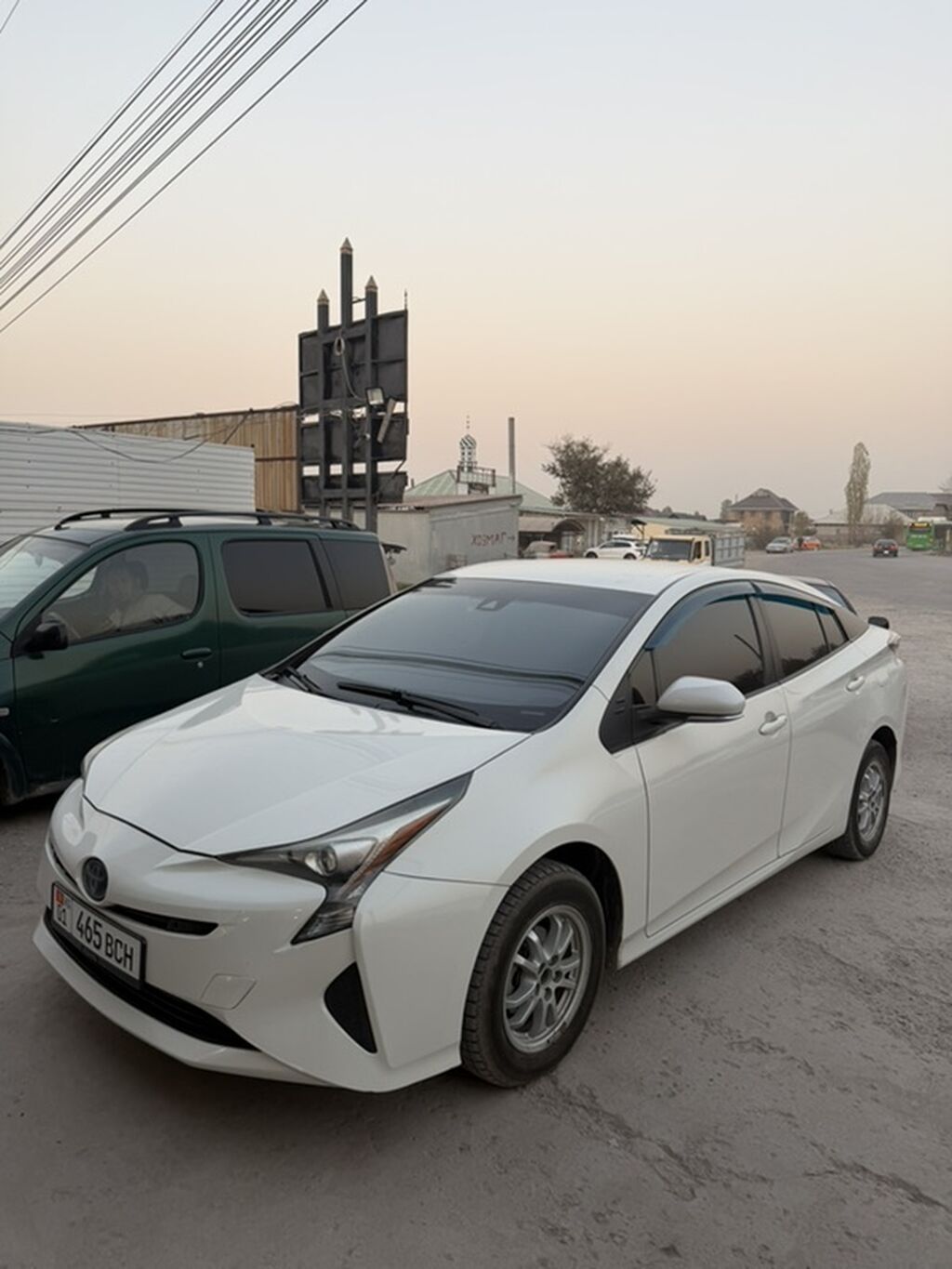 Toyota Prius: 2017 г., 1.8 л, Вариатор, Гибрид, Хэтчбэк: фото 1