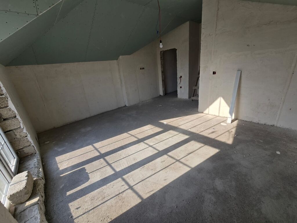 5 otaqlı, 240 kv. m, Təmirsiz