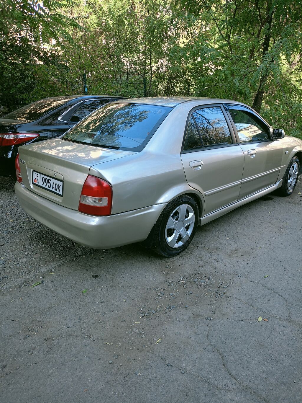 Mazda 323: 2002 г., 1.6 л, Механика, Бензин, Седан: фото 3