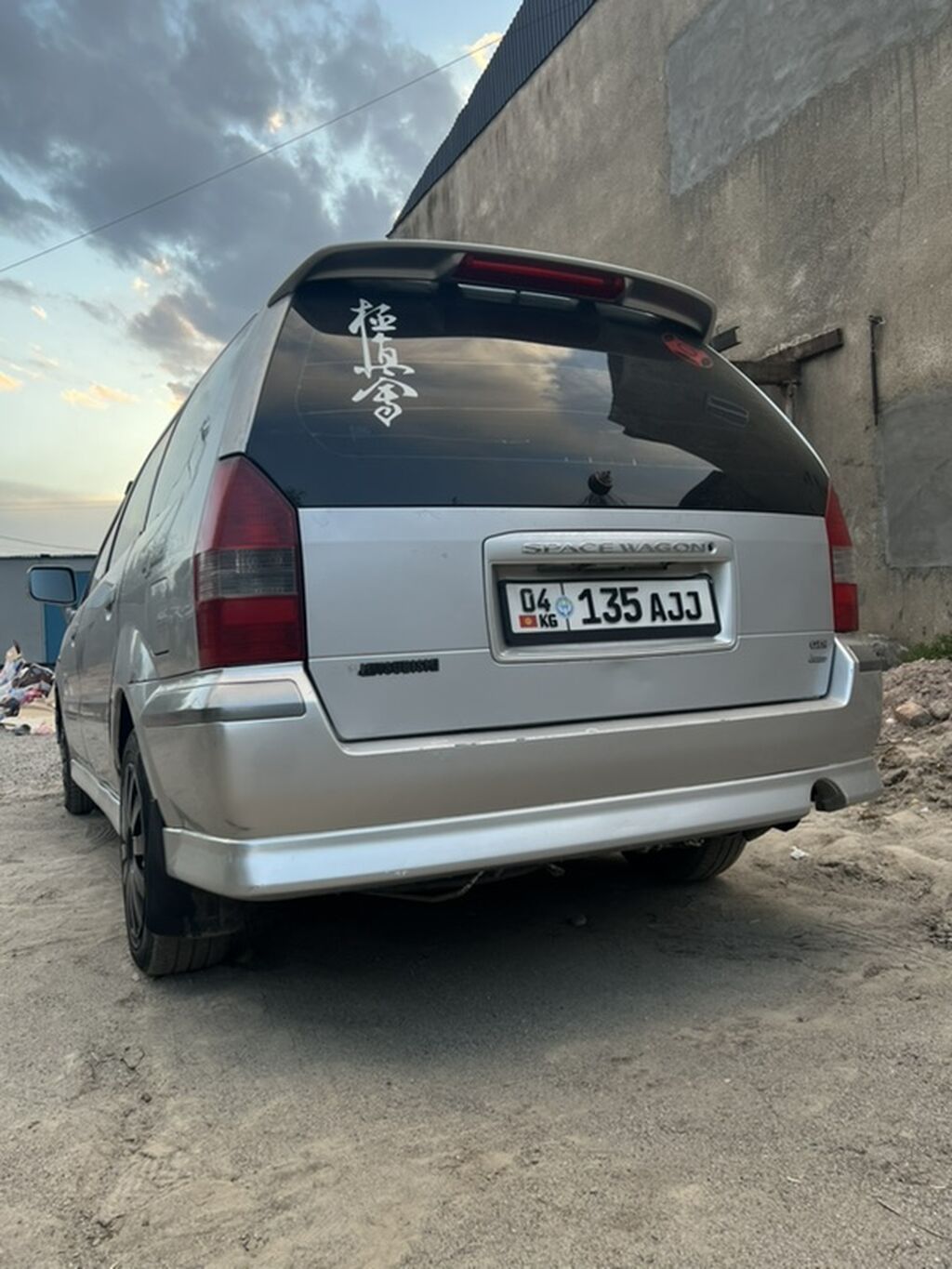 Mitsubishi Space Wagon: 2000 г., 2.4 л, Механика, Бензин, Универсал: фото 1
