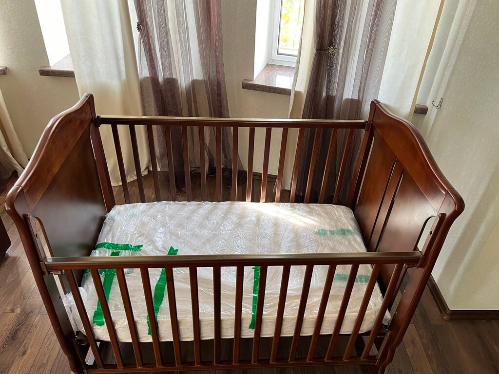 Продаем детскую манеж-кроватку. Деревянная, качается, с одной стороны: фото 3