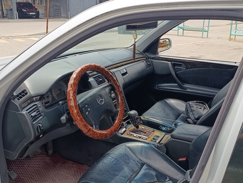 Mercedes-Benz E-Class: 2001 г., 3.2 л, Автомат, Газ, Седан: фото 8