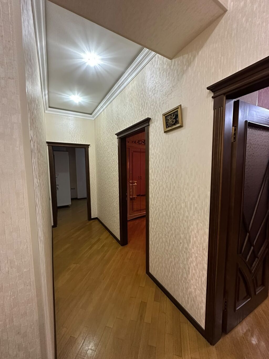Klassik üslubda tam mebellənmiş 2 otaqlı mənzil (yataq otağı + mətbəx