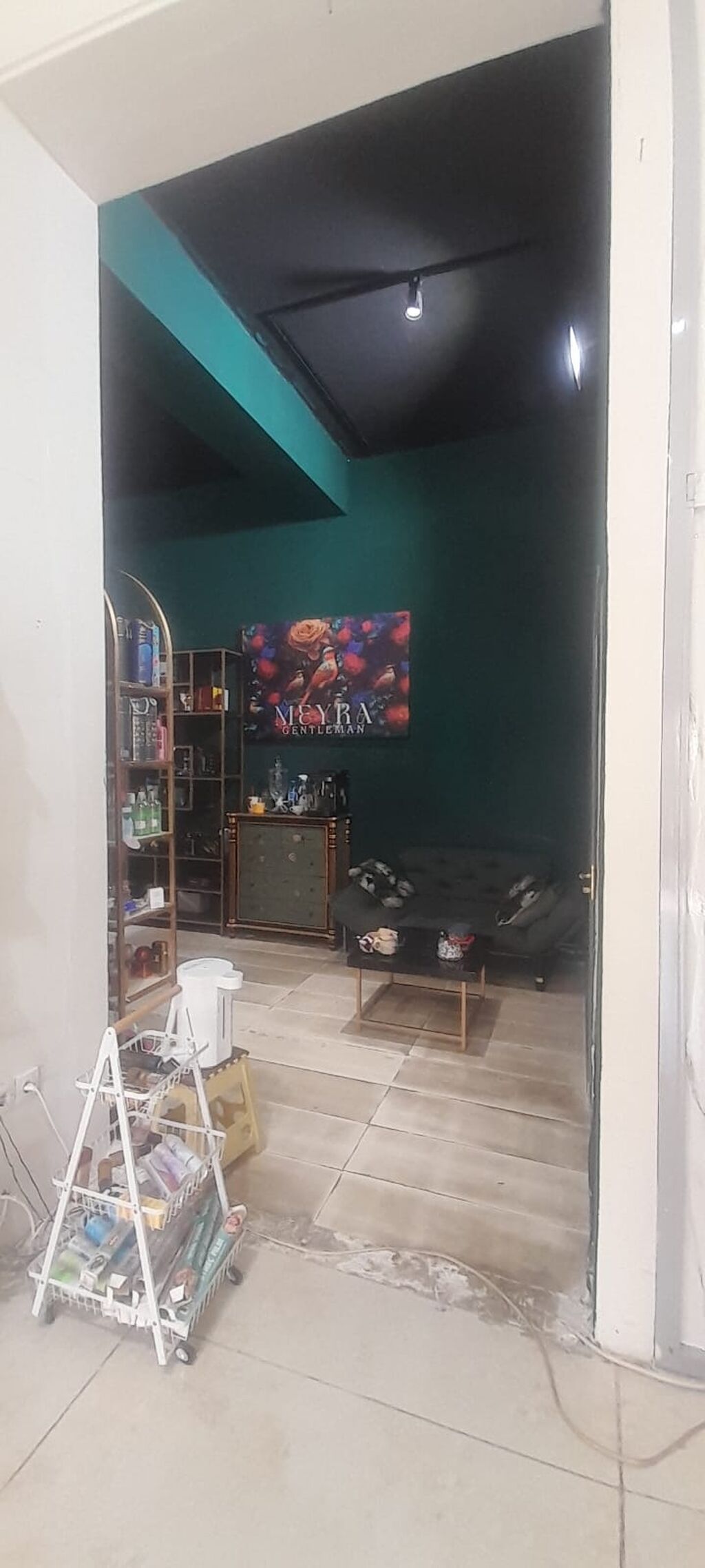 Arendaya verilir Xətai metrosuna yaxin əsas kucəyə baxir geyri yaşayoş